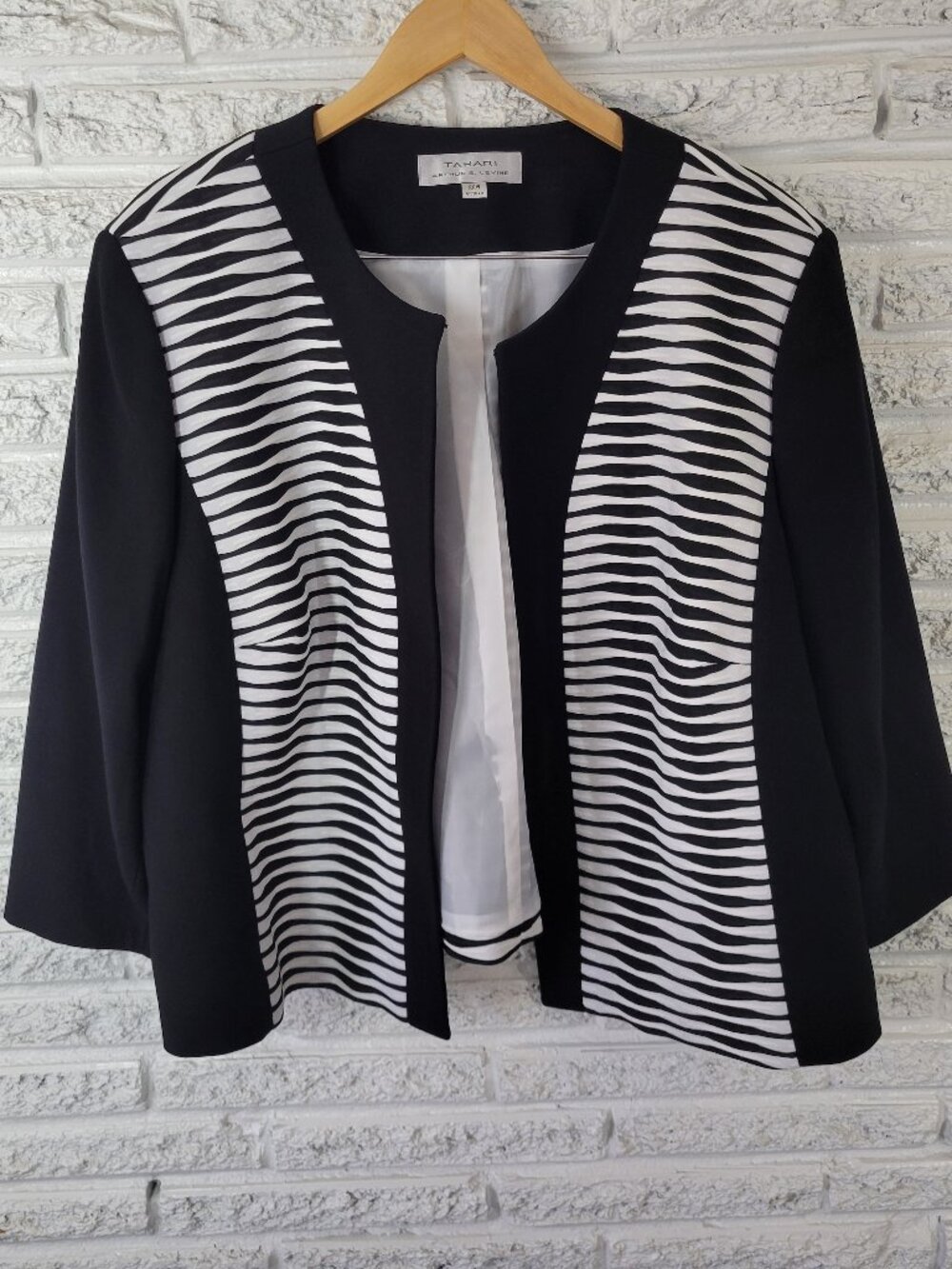 Tahari Arthur S. Levine Black White Wave Print Plus 22W Open Front Blazer HNGE